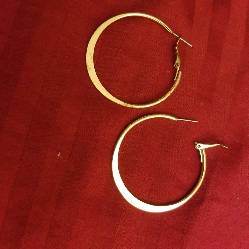 Fashion gold tone hoops spring close